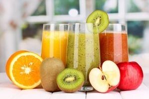 Świeżo wyciskane soki z warzyw, owoców lub jagód w menu diety pitnej