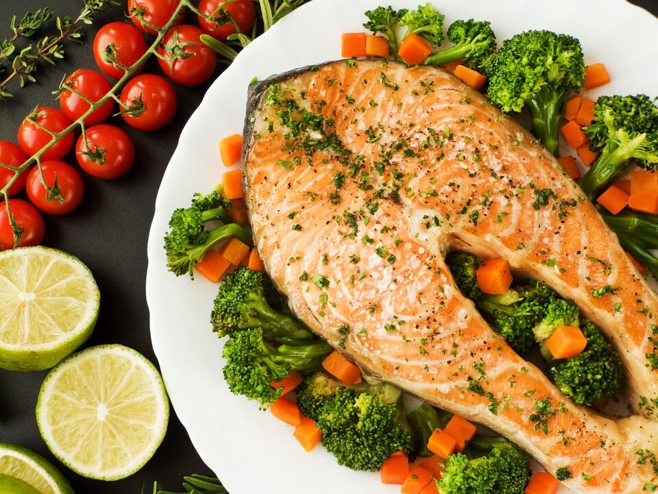 Pieczona ryba z warzywami to świetna opcja lunchowa na odchudzanie